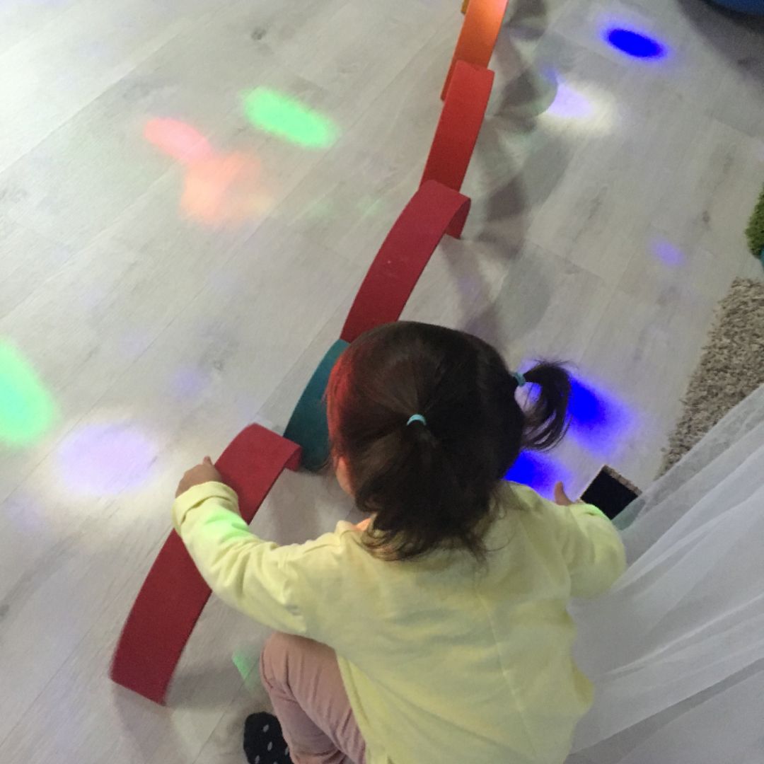 Niña jugando con bloques